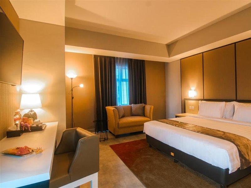 Bess Mansion Apartment, 16Th Floor Surabaya Buitenkant foto